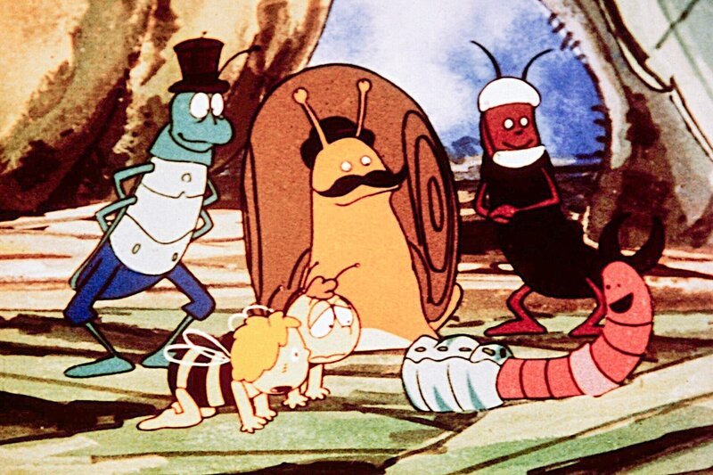 Max der Regenwurm hat Maja todesmutig vor dem Angriff einer Wespe gerettet. Leider wurde er dabei selbst gestochen. Da bleibt der Schnecke Dr. Heinrich nichts anderes übrig als zu operieren: ein Stück Schwanz wird abgeschnitten und der Rest verbunden. – Bild: ORF /​ ZDF /​ Apollo-Film