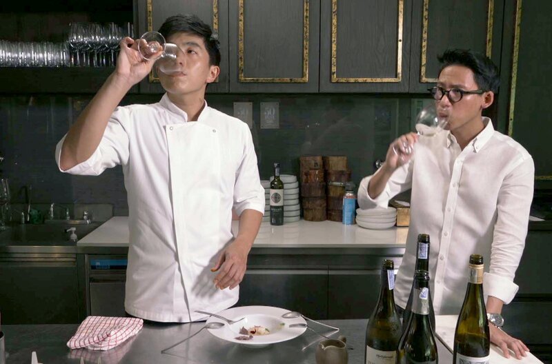 Der Buddhismus warnt vor Alkoholgenuss, da er die Menschen unberechenbar mache. So ist Weintrinken nach wie vor ein Randphänomen und vornehmlich auf die junge, moderne Klientel der schicken Bangkoker Restaurants beschränkt. – Bild: Grand Angle Productions