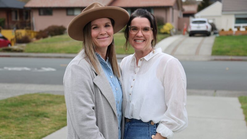 Leslie and Lindsay, hosts of HGTV’s Unsellable Houses, pose for the camera – Bild: Discovery, Inc.