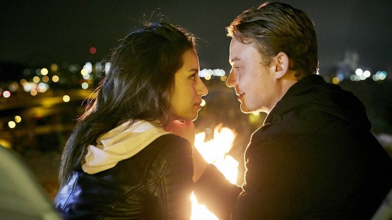 Dana (Gizem Emre) und Nick (Dennis Mojen) kommen sich am Lagerfeuer näher. – Bild: MG RTL D /​ Guido Engels