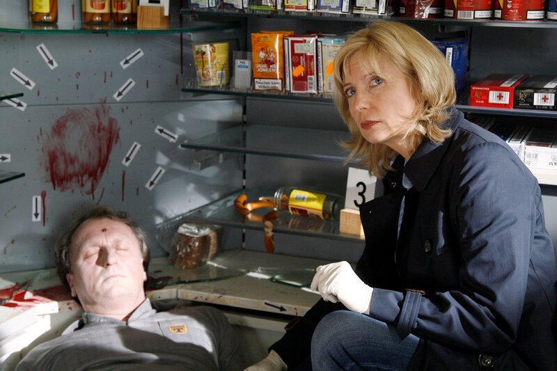 hr-fernsehen TATORT: ORDNUNG IM LOT, Fernsehfilm, Deutschland 2012, Buch und Regie: Claudia Prietzel und Peter Henning, am Donnerstag (04.06.15) um 21:45 Uhr. Raubmord an Tankstellenbesitzer (Mirsad Dzombic)? Hauptkommissarin Inga Lürsen (Sabine Postel) bemerkt Widersprüche. – Bild: HR/​Radio Bremen/​Jörg Landsberg