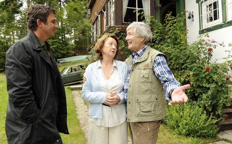 Dr. Gruber (Hans Sigl, l.) bringt den geretteten Rudolf Behrendt (Christian Wolff, r.) nach Hause zu seiner Frau Juliane (Barbara Focke, M.), aber irgend etwas scheint nicht zu stimmen. – Bild: ZDF und Thomas R. Schumann