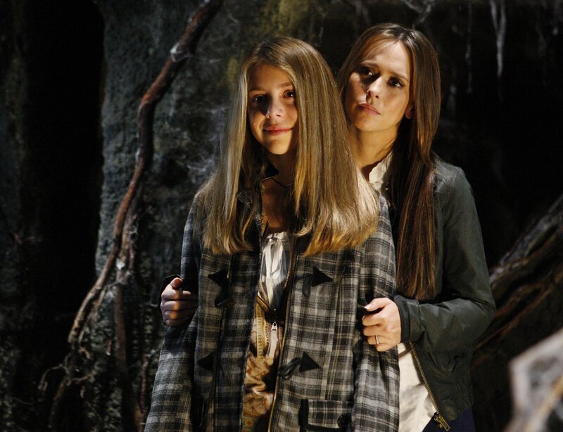 Melinda (Jennifer Love Hewitt, r.) hilft Becca (Mackenzie Vega, l.) dabei, Daniel und seinen Eltern den Weg ins Licht zu zeigen … – Bild: ABC Studios