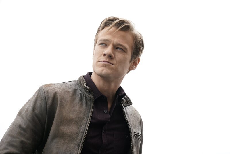 MacGyver (Lucas Till) untersucht ein mysteriöses Objekt, das in der Wüste Nevadas abgestürzt ist, und wird von einer Gruppe maskierter Männer angegriffen. – Bild: Jace Downs/​CBS /​ CBS Broadcasting, Inc.