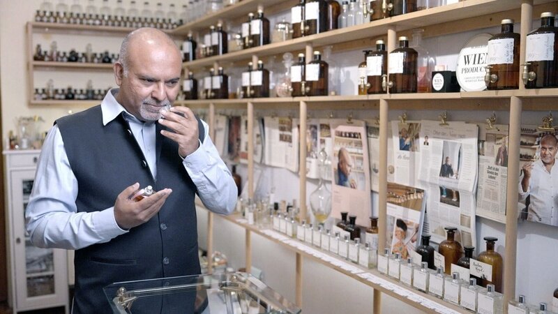  Parfümeur Yogesh Kumar analysiert die Parfums. – Bild: ORF/​Red Monster Film