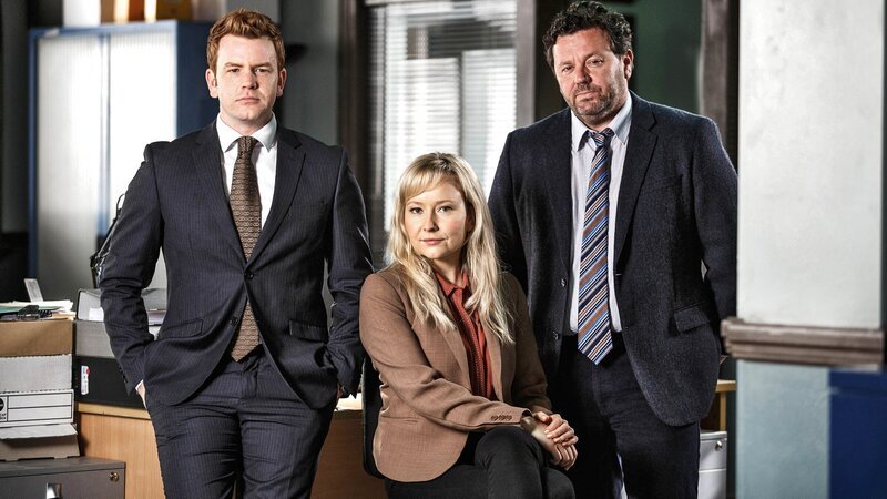 ARD Degeto BROKENWOOD MYSTERIES – LEATHER & LACE: Detective Mike Shepherd (Neill Rea, re.) und sein Team D.C. Breen (Nic Sampson) und Kristin Sims (Fern Sutherland). – Bild: ZDF und ARD Degeto/​Alll3Meida International