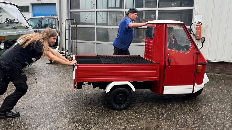 Max Cornelius (m.) – Bild: Warner Bros. Discovery