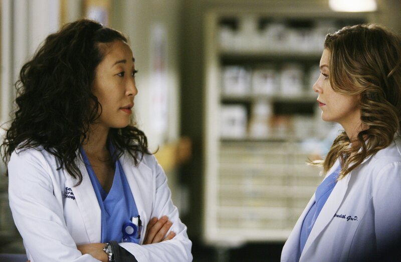 Sind besorgt um Izzie: Cristina (Sandra Oh, l.) und Meredith (Ellen Pompeo, r.) … – Bild: American Broadcasting Companies, Inc. /​ Scott Garfield