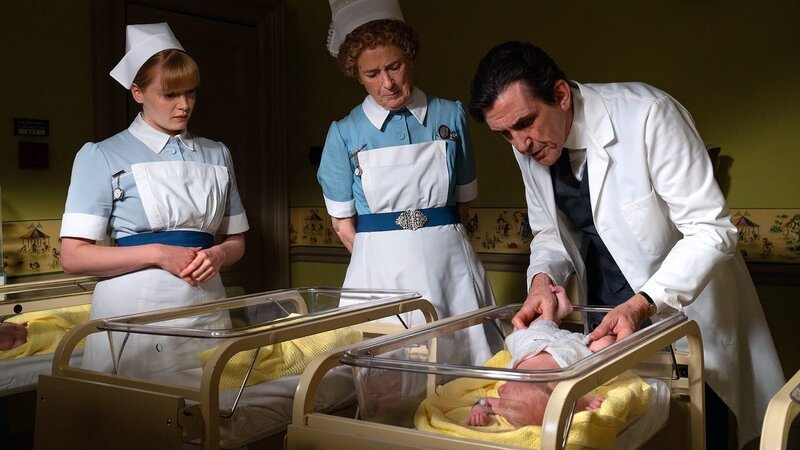 L-R: Rosalind Clifford (Natalie Quarry), Phyllis Crane (Linda Bassett), Patrick Turner (Stephen McGann) – Bild: Neal Street Productions