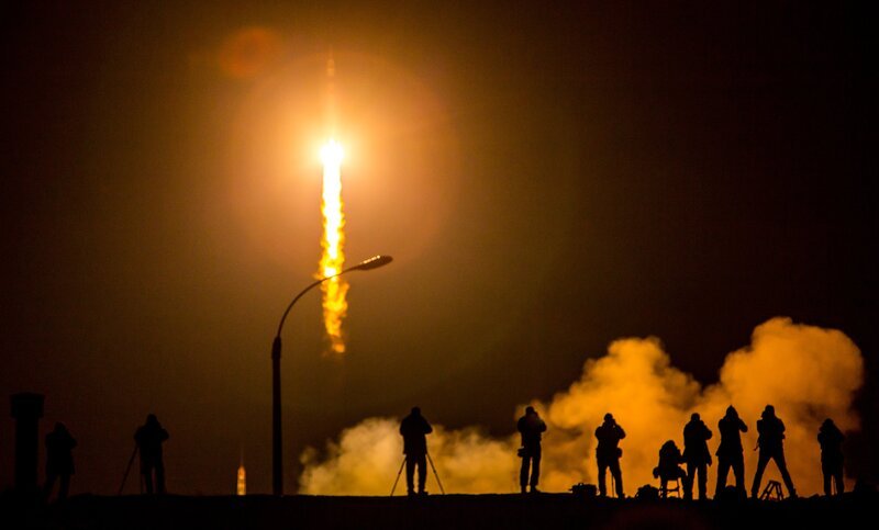 Media photograph the Soyuz TMA-16M spacecraft is seen as it launches to the International Space Station with Expedition 43 NASA Astronaut Scott Kelly, Russian Cosmonauts Mikhail Kornienko, and Gennady Padalka onboard from the Baikonur Cosmodrome in Kazakhstan. As the one-year crew, Kelly and Kornienko will return to Earth on Soyuz TMA-18M in March 2016. – Bild: National Geographic Channel