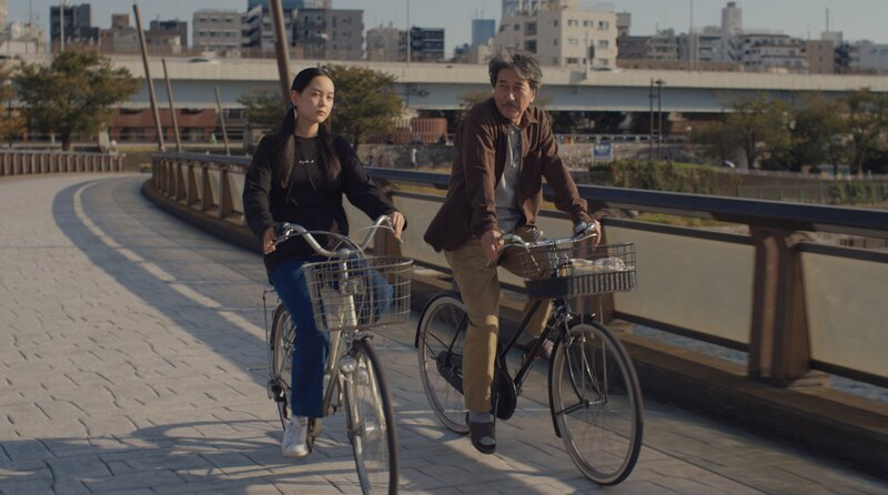 Der Toilettenreiniger Hirayama (Kôji Yakusho) und seine Nichte Niko (Arisa Nakano) – Bild: Master Mind Ltd.