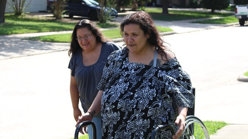 Olivia walking outside the house with her sister in law walking behind her. – Bild: Discovery Communications