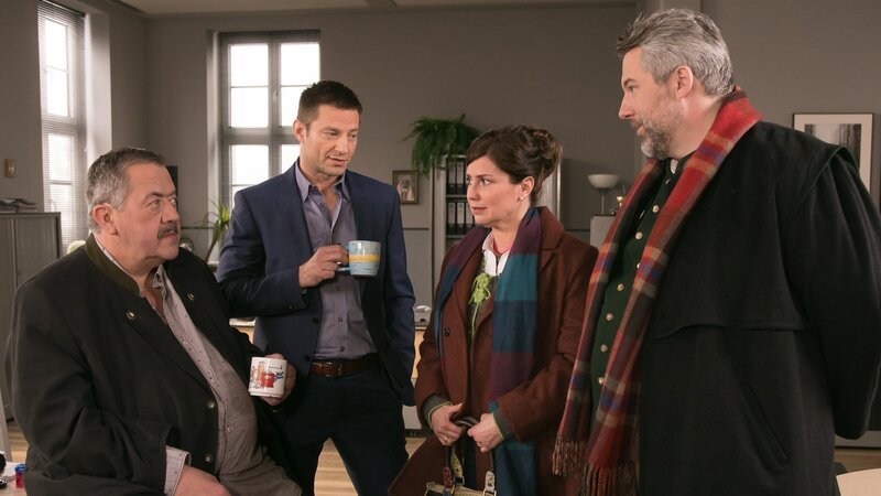 Der Fall nimmt eine überraschende Wendung, als Hilde (Isabel Mergl, 2.v.r.) den Kommissaren Hofer (Joseph Hannesschläger, l.) und Hansen (Igor Jeftic, 2.v.l.) sowie ihrem Mann, Kommissar Stadler (Dieter Fischer, r.), erzählt, wen sie in der Tatnacht im Hotel gesehen hat. – Bild: ZDF und Christian A. Rieger