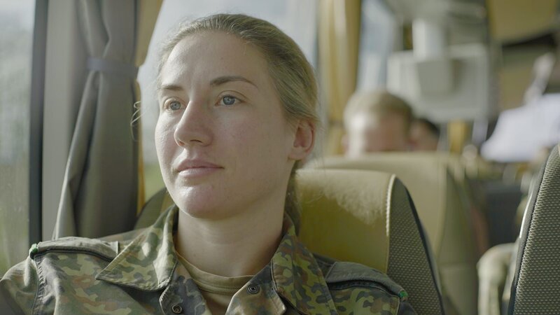 Offizierin Alina (33) auf dem Weg zum Verabschiedungsapell vor dem großen Auslandseinsatz. – Bild: ZDF und Luise Schröder