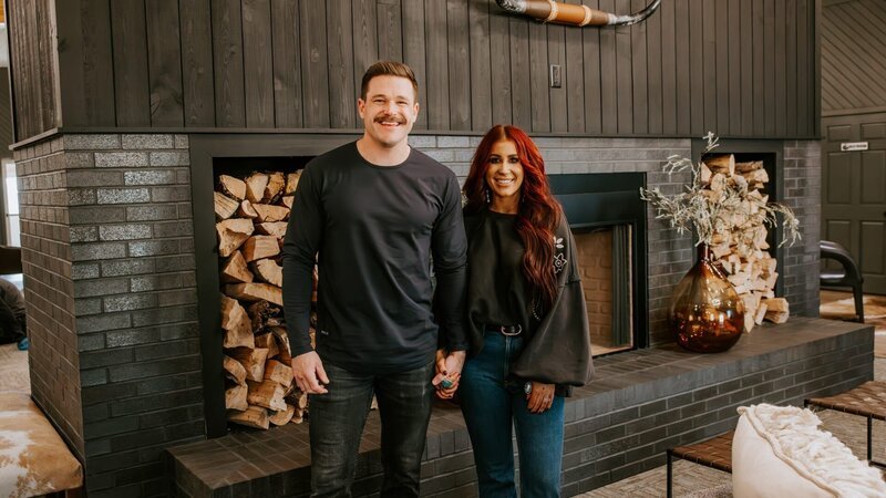 Chelsea and Cole DeBoer after Tamien and Vaney’s retreat renovation, as seen on Down Home Fab, Season 3. – Bild: Warner Bros. Discovery, Inc. or its subsidiaries and affiliates /​ Calli Rentschler