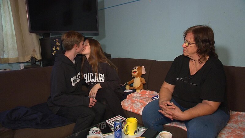 L-R: Clemens, Jasmin und Oma Rosi. – Bild: ATV