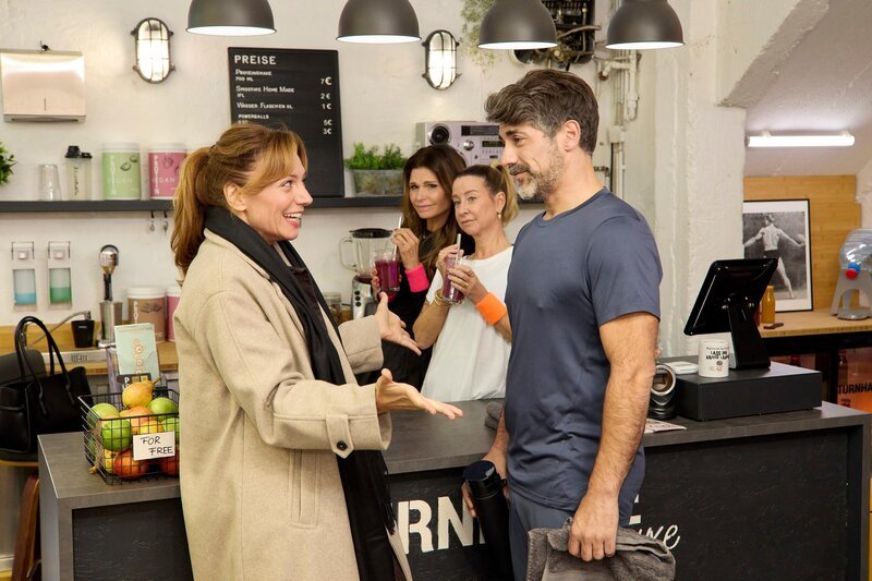 Ute (Isabell Hertel, 2.v.r.) schiebt Brittas (Tabea Heynig, 2.v.l.) Misstrauen zur Seite, als auch Ferhat (Harun Yildirim) seine Nähe zu Dana (Viola Wedekind) zu viel zu werden scheint. – Bild: RTL /​ Kai Schulz /​ Geld oder Liebe?