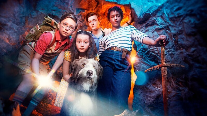 Die Fünf Freunde Dick (Kit Rakusen, l.) , Anne (Flora Jacoby Richardson, 2.v.l.), Julian (Elliott Rose, 2.v.r.), George (Diaana Babnicova, r.) und Timmy (Kip) suchen nach einem jahrhundertealten Schatz der Tempelritter. – Bild: ZDF and Yoshitaka Kono /​ [M] Serviceplan