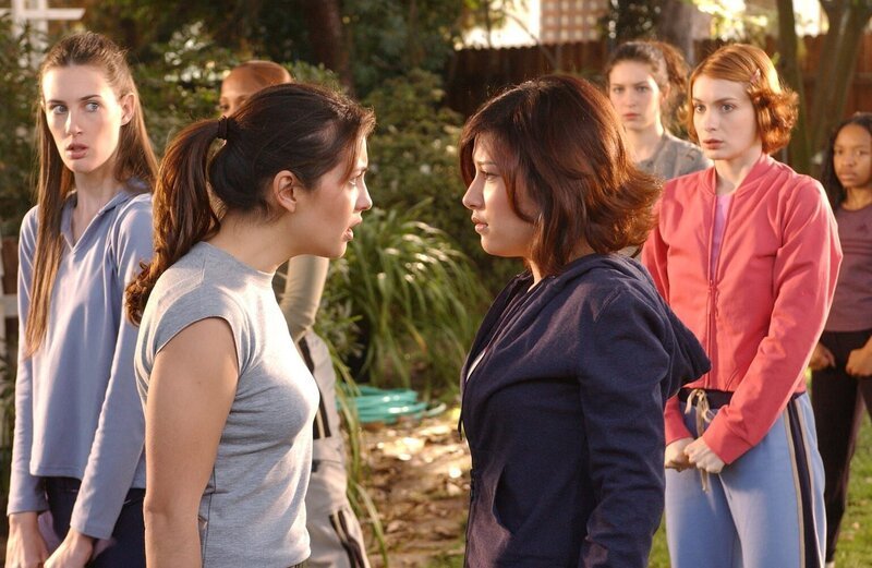 Zwischen Kennedy (Iyari Perez Limon, vorne l.) und Chloe (Lalaine, vorne r,) kommt es zum Eklat. Entsetzt verfolgen Vi (Felicia Day, 2.v.r.), Rona (Indigo, r.) und Amanda (Sarah Hagan, l.) das Geschehen … – Bild: RTL Passion