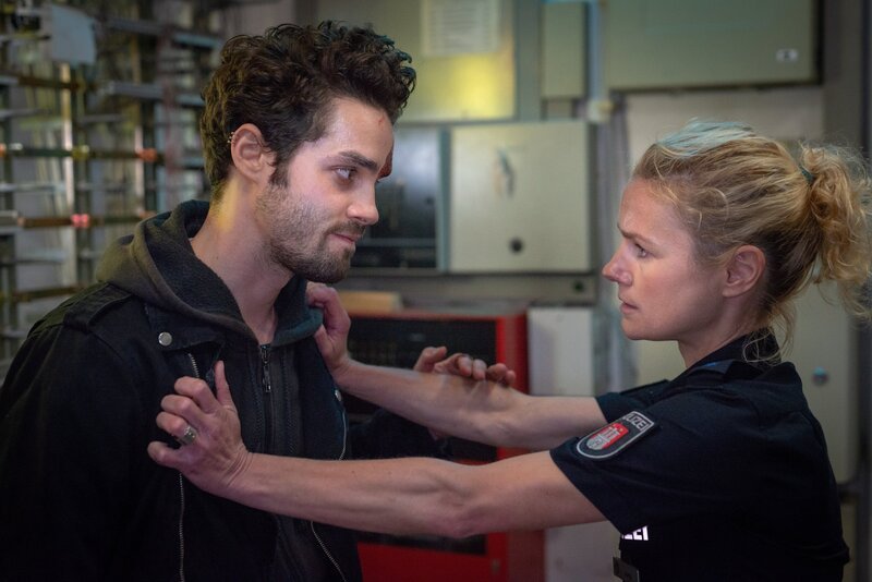 Leo (Max Befort, l.) arbeitet mit allen Tricks, um Franzi (Rhea Harder-Vennewald, r.) daran zu hindern, ihn zur Befragung ins Revier zu bringen. – Bild: ZDF/​Boris Laewen