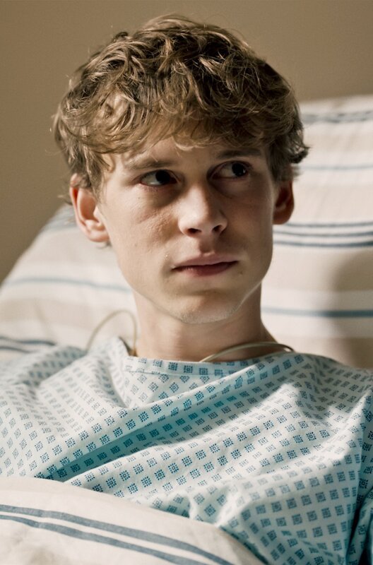 Der Patient Martin Martin (Leon Paul Johann Saß) erfährt, dass sein Vater ihn nicht besuchen wird. – Bild: NDR/​HMS