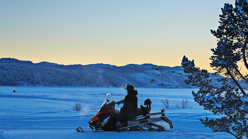 Abenteuer Hurtigruten – Winterzauber am Polarkreis Schneemobilfahrt durch Lappland – Bild: SRF/​ZDF Studios /​ Jonny M¸ller-Goldenstedt