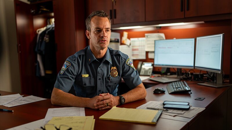Colorado Springs Police Department Commander Doug Trainer – Bild: Warner Bros. Discovery, Inc. or its subsidiaries and affiliates