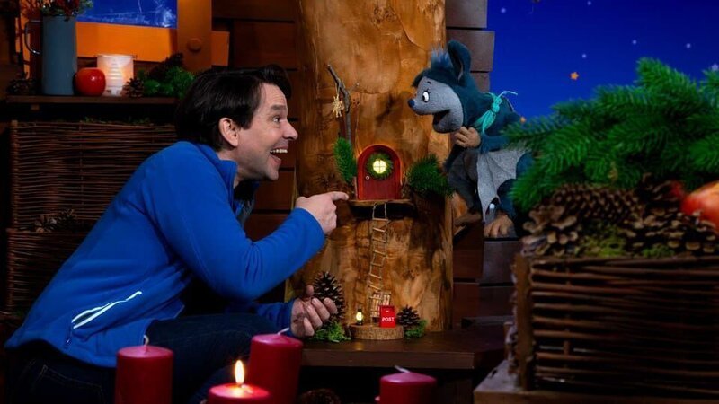 Juri zündet die erste Adventskerze an und Fidi entdeckt die Wichteltür im Baumhaus. – Bild: KiKA