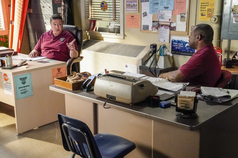 Lance Barber (George Cooper Sr.), Doc Farrow (Coach Wayne Wilkins). – Bild: ORF/​PRO7/​Warner