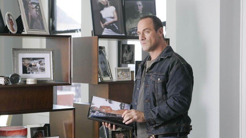 Detective Elliot Stablers (Christopher Meloni) Verdacht fällt auf den Ehemann des Opfers. Hat dieser seine Frau vergiftet? – Bild: RTL /​ Universal