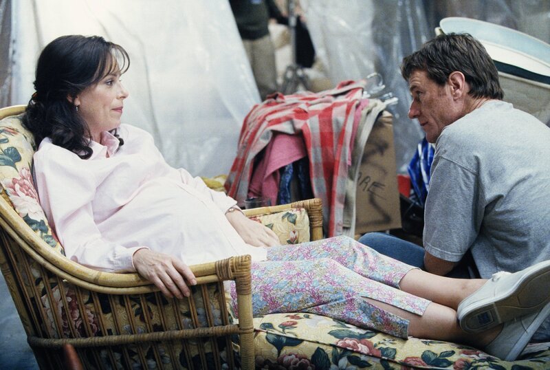 Eigentlich hatten Lois (Jane Kaczmarek, l.) und Hal (Bryan Cranston, r.) nur einen Garagenverkauf geplant, um die alten Sachen loszuwerden. Doch als Hal die alte Sendeanlage reaktiviert, bekommen sie Ärger mit der Bundesaufsichtsbehörde … – Bild: ViacomCBS