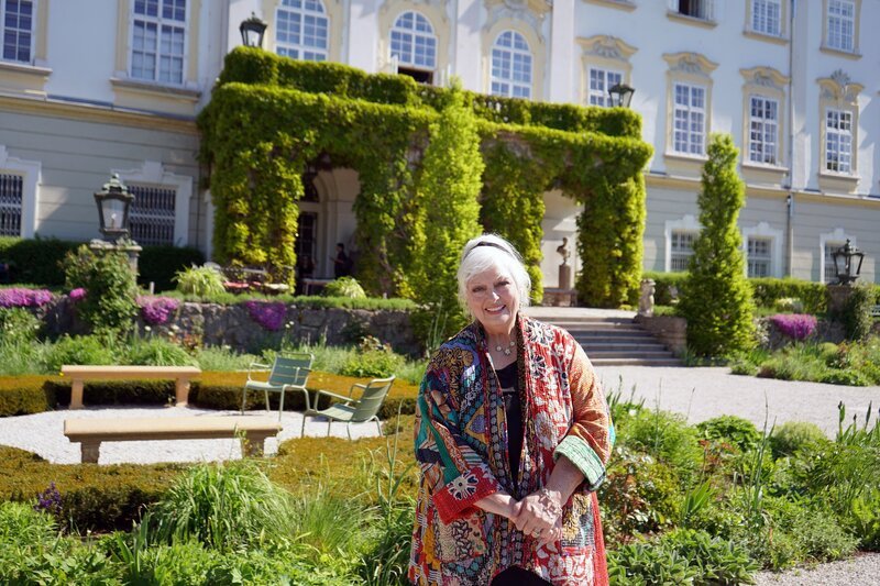 Angela Cartwright spielte im Film als 13 jährige die Brigitta von Trapp und führt heute vor allem amerikanische Sound of Music-Fans in exklusiven Touren an Originalschauplätze in Salzburg – hier im Garten von Schloss Leopoldskron. – Bild: ORF/​ORF-Salzburg