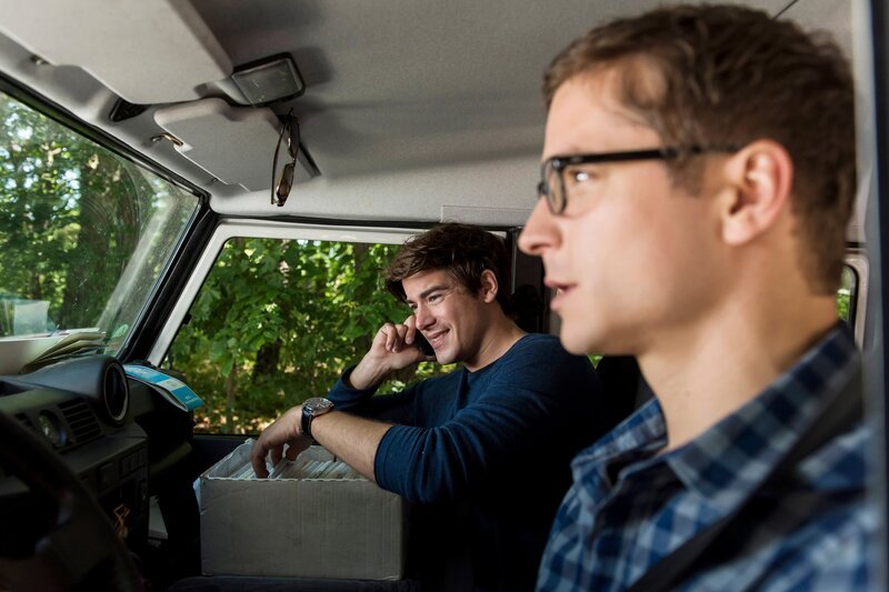 Ben Ahlbeck (Philipp Danne, l.) und Elias Bähr (Stefan Ruppe, r.) übernehmen die Patienten von Dr. Wöhler – eine Landpartie für die beiden. – Bild: ARD/​Jens Ulrich Koch