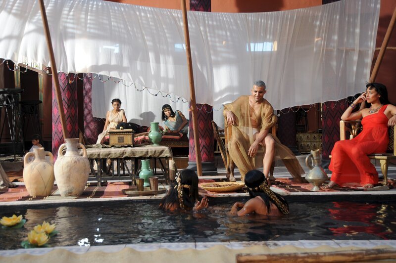 Ramses III. in seinem Harem. Die Rivalität seiner Frauen wird ihm zum Verhängnis werden. – Bild: ZDF/​Fabio Paparelli