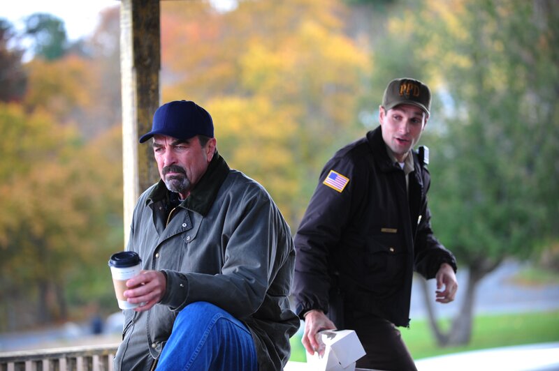Jesse Stone (Tom Selleck, l.) trifft heimlich seinen „vorläufigen Nachfolger“ als Polizei-Chef, Luther Simpson (Kohl Sudduth, r.). – Bild: CBS BROADCASTING INC. ALL RIGHTS RESERVED.