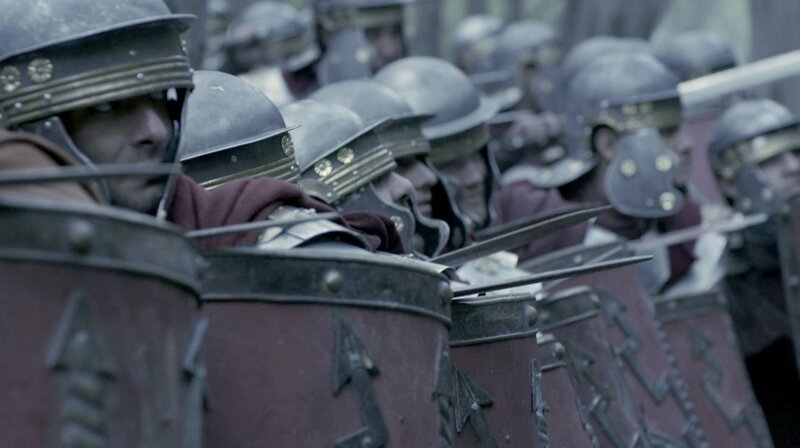 Die römischen Legionen starten ihre Eroberungsfeldzüge auf der britischen Insel unter der Herrschaft von Julius Caesar. Können die Kelten weiter nach ihren Traditionen leben? – Bild: phoenix/​ZDF/​Tom Hayward/​Chris Opens