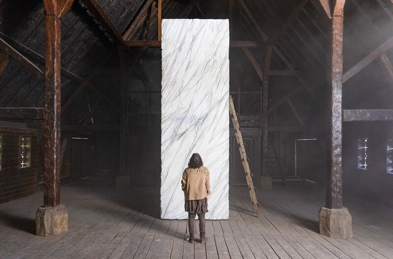 Michelangelo (Eddie Mann) wird vom neuen „Kriegerpapst“ Julius II. nach Rom gerufen und mit einem Malprojekt beauftragt. (Spielszene) – Bild: Ludovic Robert/​BBC Studios