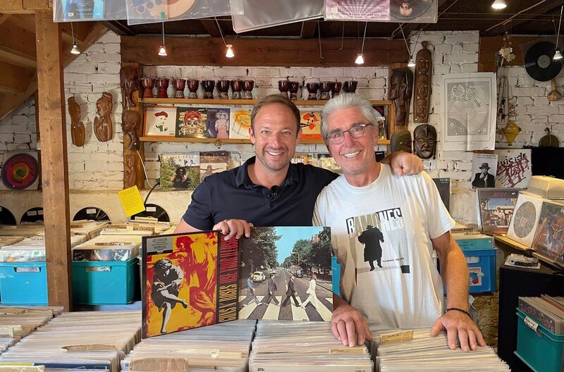 Tobias Kämmerer mit Christian Swaton (re.), Inhaber des Best Music Schallplattenladen in Twistetal. – Bild: HR