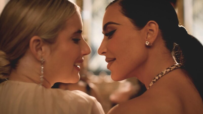 Anna Victoria Alcott (Emma Roberts, l.); Siobhan Corbyn (Kim Kardashian, r.) – Bild: FX Productions, LLC