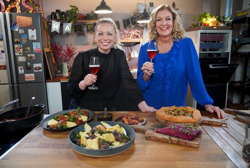 Zu Silvester laden Fernsehköchin Zora Klipp und NDR Moderatorin Bettina Tietjen zu einem gemeinsamen Genusserlebnis. – Bild: NDR
