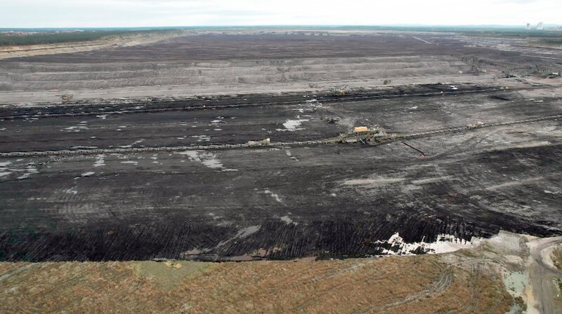 Der Tagebau Nochten hat die Landschaft verwüstet. – Bild: MDR/​Julius Günzel