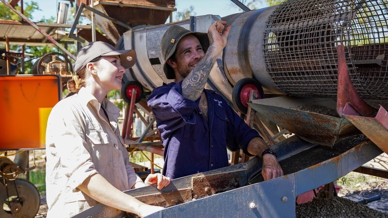 Todd und Bri finden einen Sapphire. – Bild: WildBear Entertainment Pty Ltd /​ WildThringMedia /​ ©WildBear Entertainment Pty Ltd