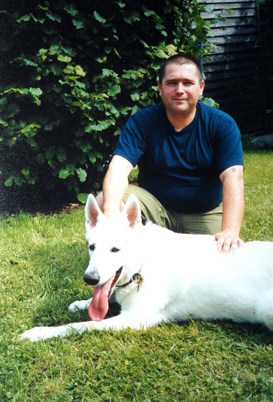 Werner Neymayer, der eine Waffenübergabe zwischen seiner Mitarbeiterin Petra M. und der Polizei arrangiert hatte, gerät unter Mordverdacht, als Petra M. bei der Übergabe von einer Handgranate getötet wird. Hatte er es auf ihre Lebensversicherung abgesehen? – Bild: PULS 4