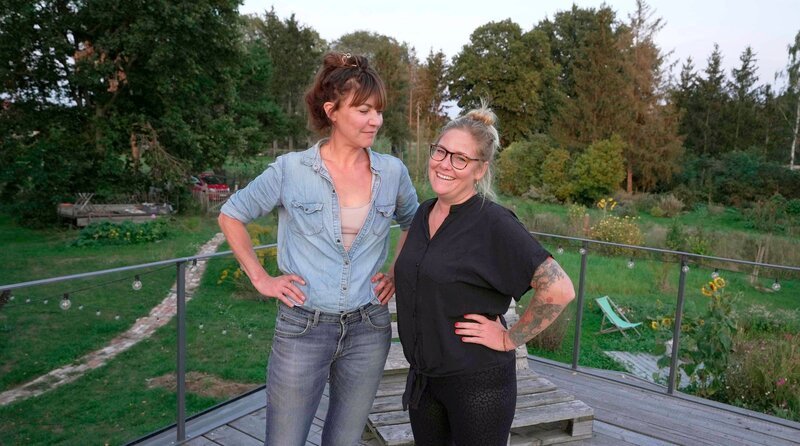 Der Traum vom idyllischen Landleben – immer mehr Großstädter spüren diese Sehnsucht. Bei „Raus aufs Land“ wagen mutige Menschen den Neubeginn in der Provinz. Die dritte Staffel der Doku-Soap von rbb, hr, BR, SWR und MDR ist ab 19. November in der ARD Mediathek verfügbar. – Beste Freundinnen Hannah und Anne. – Bild: rbb/​Christian Schulz