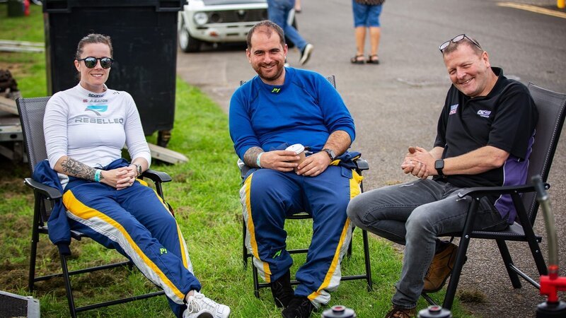 L-R: Kamla, Anthony and Richard – Bild: Warner Bros. Discovery