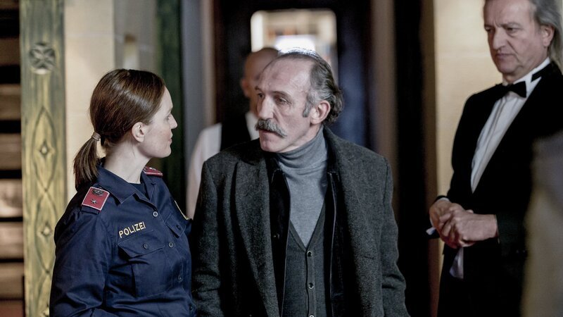 v.li.: Sophie Landner (Julia Koch), Jonas Horak (Karl Markovics), Kellner Mürzner (Markus Linder). – Bild: Dietmar Mathis / ORF v.li.: Sophie Landner (Julia Koch), Jonas Horak (Karl Markovics), Kellner Mürzner (Markus Linder). – Bild: Dietmar Mathis / ORF