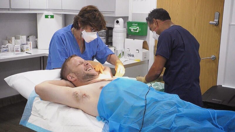 Dermatologe (Dev Shah, R) untersucht den Patienten – Bild: TLC