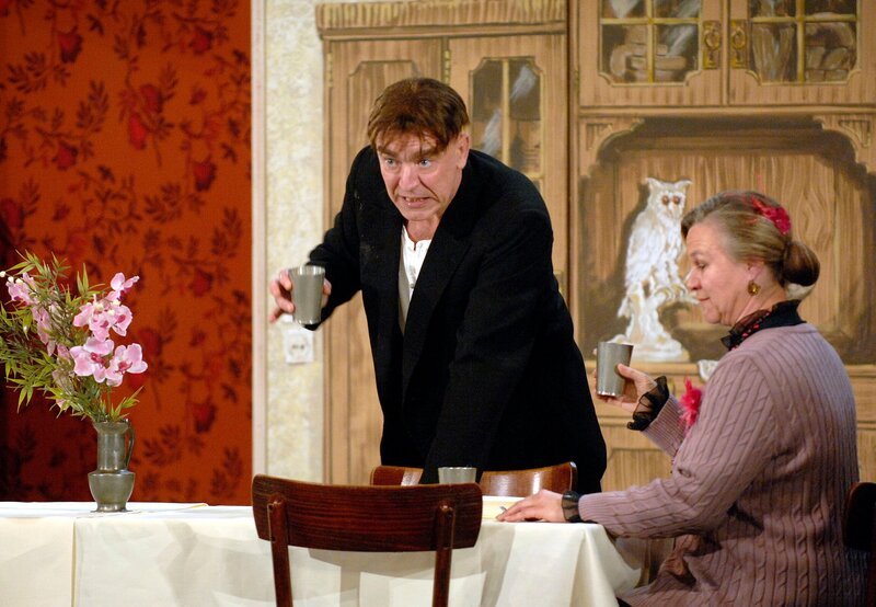 Prost Omma Sofie! Butler Jakob (Thomas Rech) schlüpft am 90. Geburtstag der alten Dame (Silke Volkner) unter anderem in die Rolle von Hans-Werner Höttges, den stets zum Flirt aufgelegten Gründungsvorsitzenden des Taubenvereins Wanne-Eickel. – Bild: WDR/​Fotoagentur Ruhr/​B. Engel