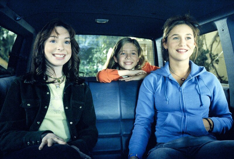 Lois spielt mit den Gedanken, wie es sein könnte, wenn sie statt ihrer Söhne, Töchter wie Mallory (Lisa Foiles, l.), Renee (Mimi Paley, r.) und Daisy (Jennette McCurdy, hinten) hätte … – Bild: ViacomCBS