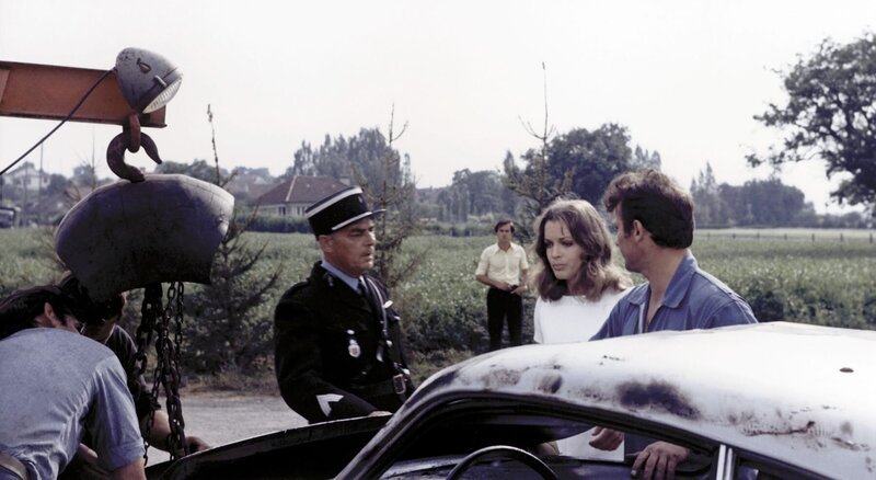 Geschockt: Hélène (Romy Schneider) trifft am Unfallort ein …; Zur ARTE-Sendung Die Dinge des Lebens 31: Geschockt: Hélène (Romy Schneider) trifft am Unfallort ein … © Studiocanal/Claude Mathieu Foto: ARTE France Honorarfreie Verwendung nur im Zusammenhang mit genannter Sendung und bei folgender Nennung „Bild: Sendeanstalt/Copyright“. Andere Verwendungen nur nach vorheriger Absprache: ARTE-Bildredaktion, Silke Wölk Tel.: +33 3 881 422 25, E-Mail: bildredaktion@arte.tv – Bild: Studiocanal/Claude Mathieu Geschockt: Hélène (Romy Schneider) trifft am Unfallort ein …; Zur ARTE-Sendung Die Dinge des Lebens 31: Geschockt: Hélène (Romy Schneider) trifft am Unfallort ein … © Studiocanal/Claude Mathieu Foto: ARTE France Honorarfreie Verwendung nur im Zusammenhang mit genannter Sendung und bei folgender Nennung „Bild: Sendeanstalt/Copyright“. Andere Verwendungen nur nach vorheriger Absprache: ARTE-Bildredaktion, Silke Wölk Tel.: +33 3 881 422 25, E-Mail: bildredaktion@arte.tv – Bild: Studiocanal/Claude Mathieu